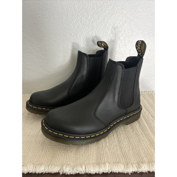 Dr. Martens 2976 Black Leather Chelsea Boots Combat Pull On US Sz 8 EU 39 Women - Picture 1 of 6